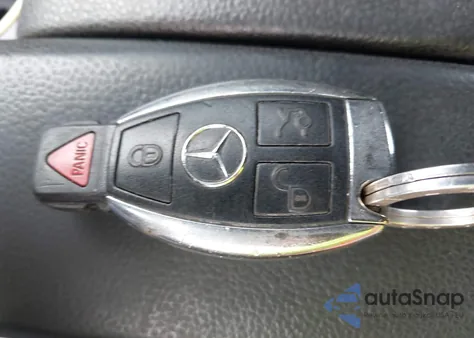 2010 Mercedes-Benz C 300 Luxury/Sport z USA, uszkodzony, nr VIN WDDGF5EB6AR107724